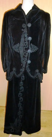 xxM481M 1912-16 Black Velvet Walkingsuit With Label